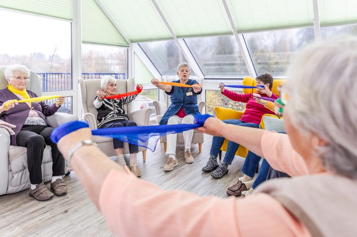 Gemeinsame Gymnastik in der Pflege-Wohngemeinschaft